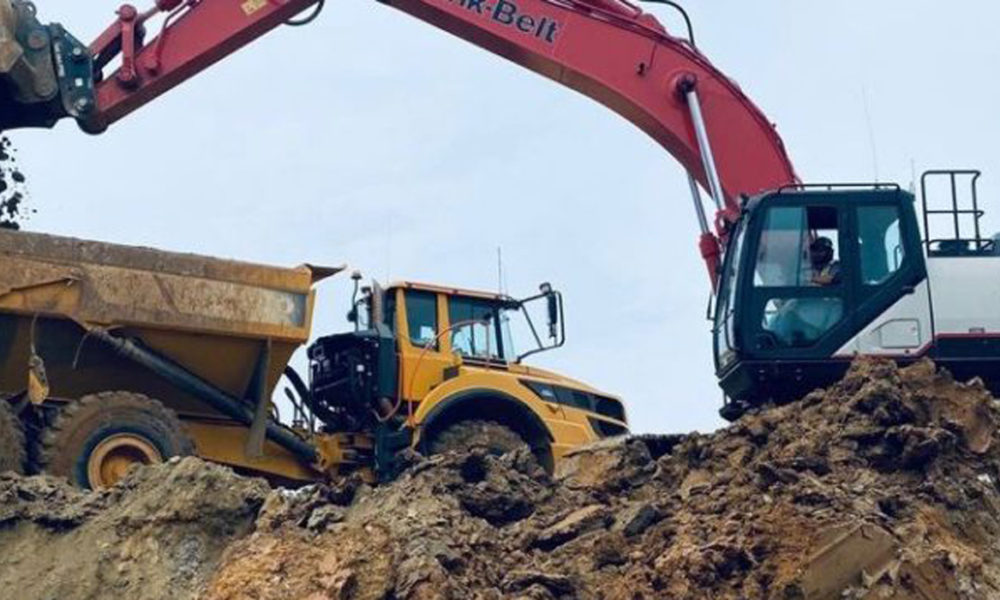 Small Size Excavator Dropping Dirt Soil To Medium Size Dumptruck